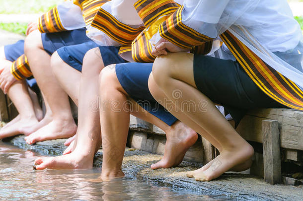 大学女生坐在水线上的腿