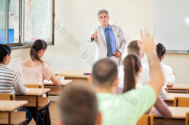 课堂上举手的学生