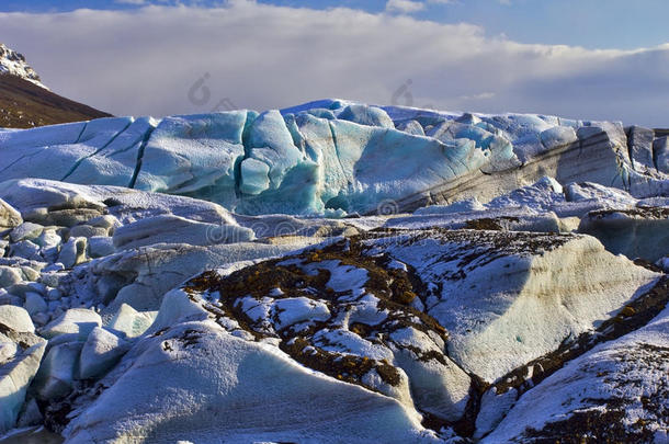 古老的蓝色冰川，斯维纳费斯霍克尔冰川，斯卡夫塔菲尔，冰岛。