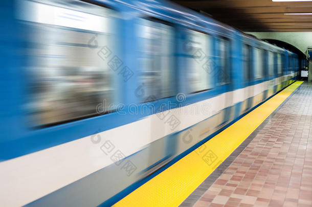 移动的地铁列车和运动模糊与一个空的地铁站台。