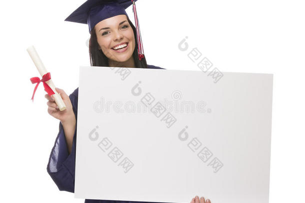 女<strong>毕业</strong>生头戴礼帽，身穿长袍，手拿空白标志、文凭