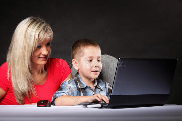 妈妈和儿子在看笔记本电脑