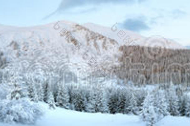 清晨黎<strong>明前</strong>的冬季山脉全景图（乌克兰喀尔巴阡山）。