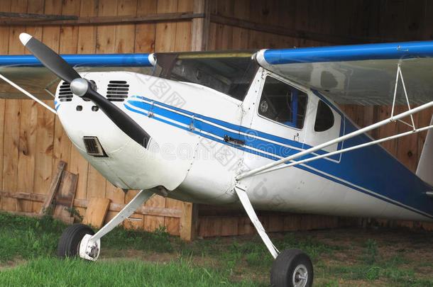 木制衣架的老式飞机。
