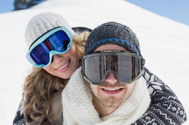 一对夫妇在雪地上戴着滑雪镜的特写镜头