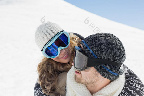 一对夫妇在雪地上戴着滑雪镜的特写镜头