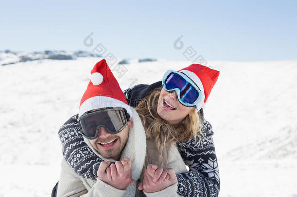 雪地上戴着滑雪镜的一对快乐夫妇的特写镜头