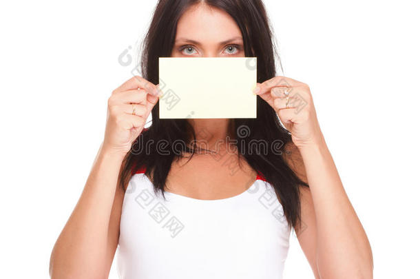 礼品卡。兴奋的女人展示空白纸牌