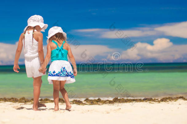 两个小妹妹看海的背影