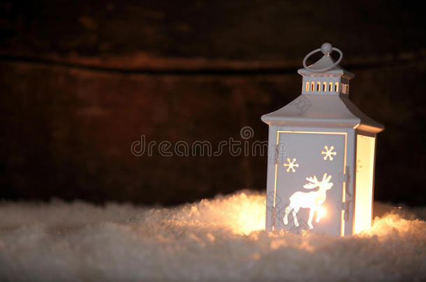 发光的圣诞灯笼在夜晚闪闪发光
