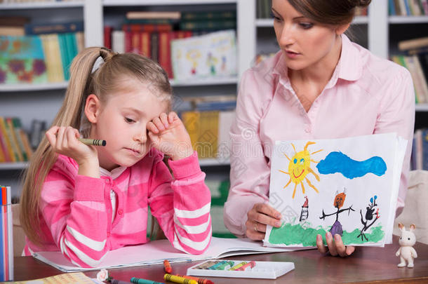 儿童心理学家讨论画一个小女孩