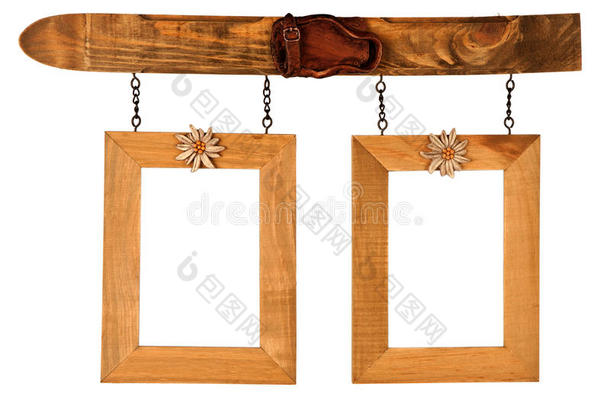 两个悬挂的木制相框