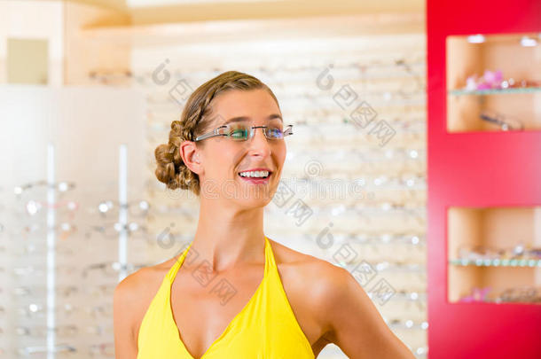 眼镜店的年轻女子
