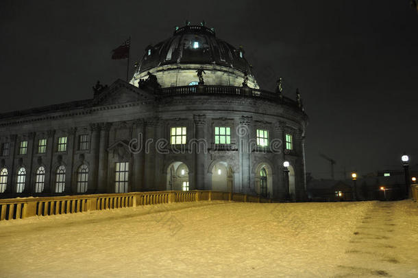 德国柏林冬夜场景。博德博物馆