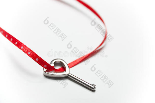心形钥匙和红丝带