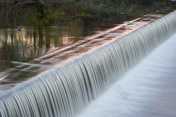 在约克郡河上流过堰的流水