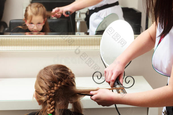 美发师直发小女孩在美发美容院