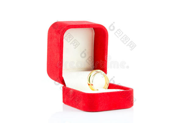 礼品红盒中的成对戒指