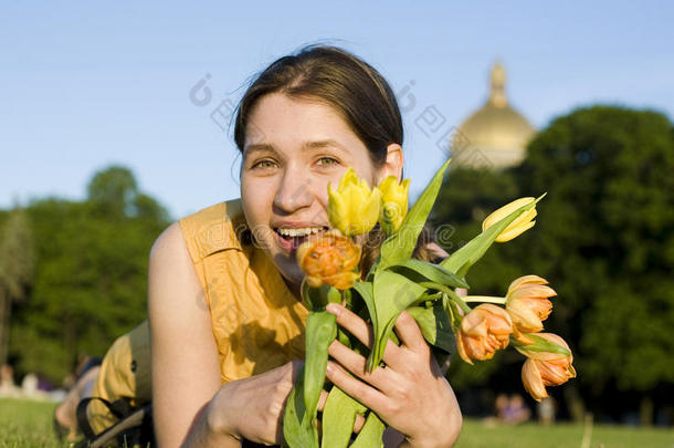 幸福的女人捧着花遇见朋友