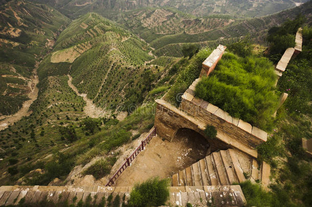 在中国山西省一座山边的山上建造的结构