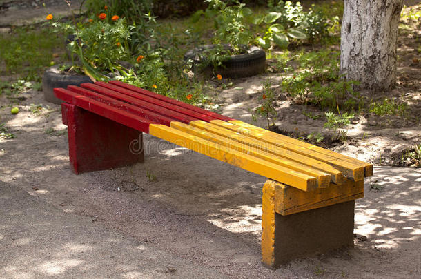 黄红色长凳