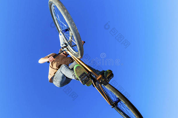 一个男孩骑着他的土自行车<strong>在空中飞行</strong>