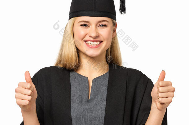 穿着毕业礼服的大学生打手势