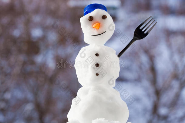圣诞快乐小雪人与叉子户外。冬季。