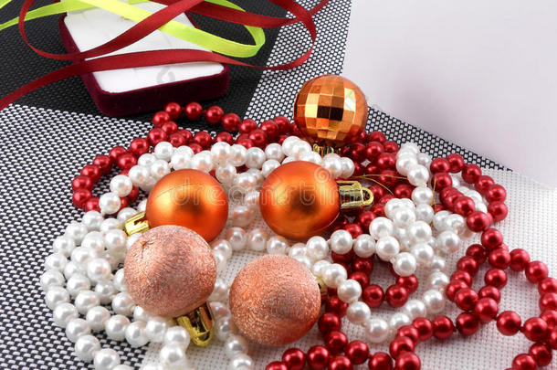 圣诞舞会和盘子上的珍珠，新年假期