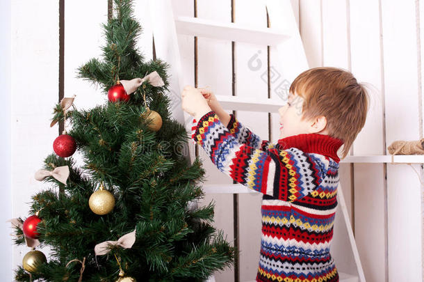 <strong>圣诞夜</strong>概念，儿童装饰圣诞树