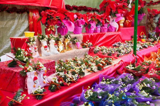 圣诞集市上的鲜花和装饰品