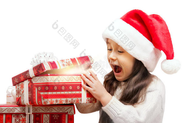 戴圣诞帽的快乐女孩<strong>打开礼盒</strong>