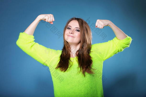 这个女孩显示出她的肌肉力量和力量