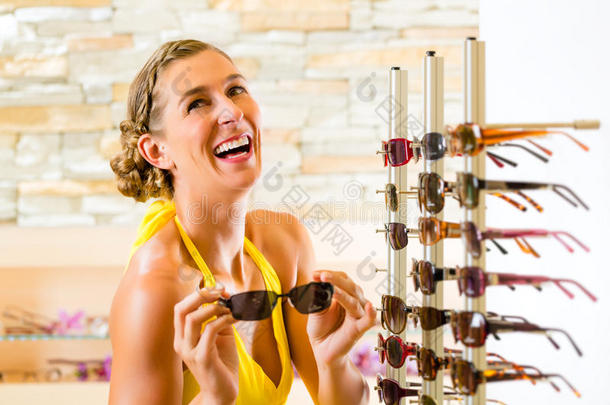 <strong>眼镜店</strong>买太阳镜的年轻女子