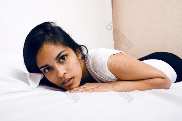 漂亮的黑发女人躺在床上，<strong>睡不着</strong>觉