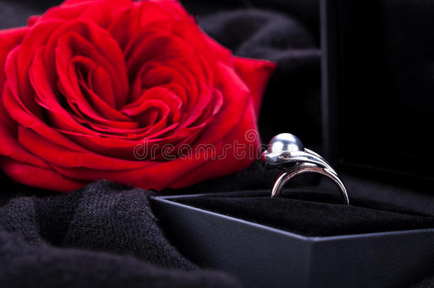 盒子里的红玫瑰和钻石戒指