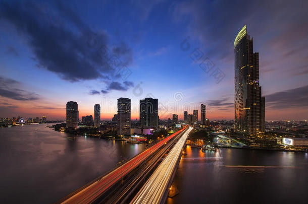 现代城市交通，湄南河，曼谷，泰国。