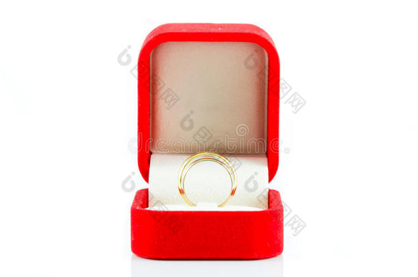礼品红盒中的成对戒指