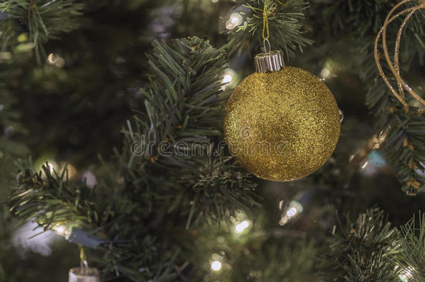 圣诞树上金光闪闪的装饰品