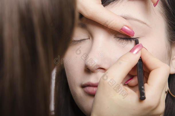 彩妆师在彩妆过程中的睫毛造型