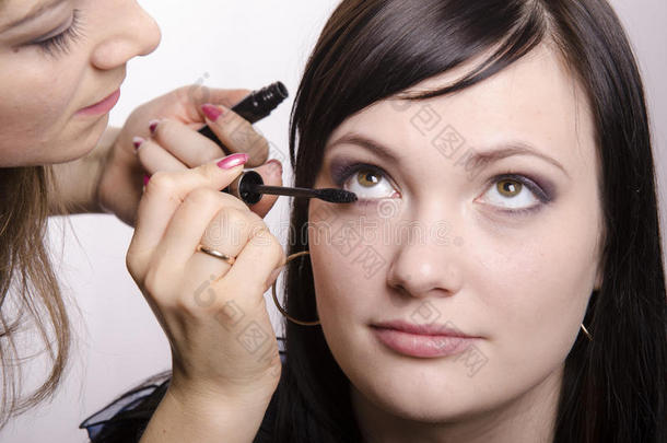 彩妆师在彩妆过程中的睫毛造型