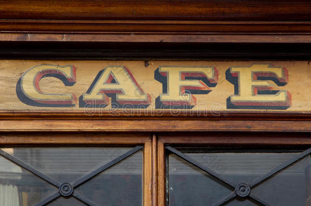 怀旧的咖啡馆咖啡店主菜上的木头标志