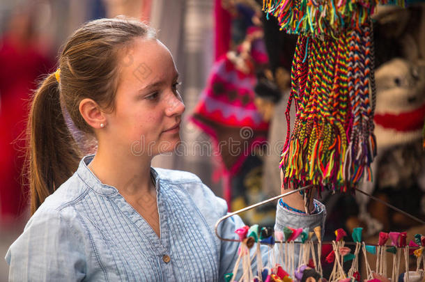 亚洲<strong>礼品店</strong>的小女孩。尼泊尔。