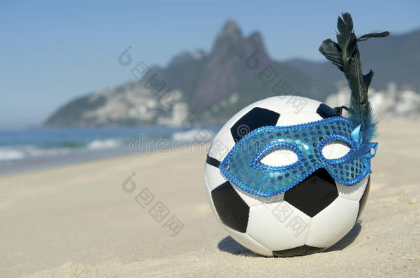 里约嘉年华足球戴嘉年华面具海滩
