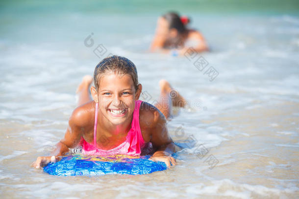暑假-冲浪女孩。