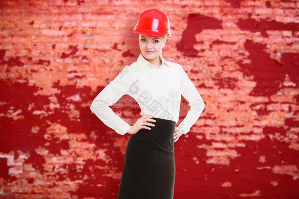 红色安全帽和红色墙的女工程师女建筑师
