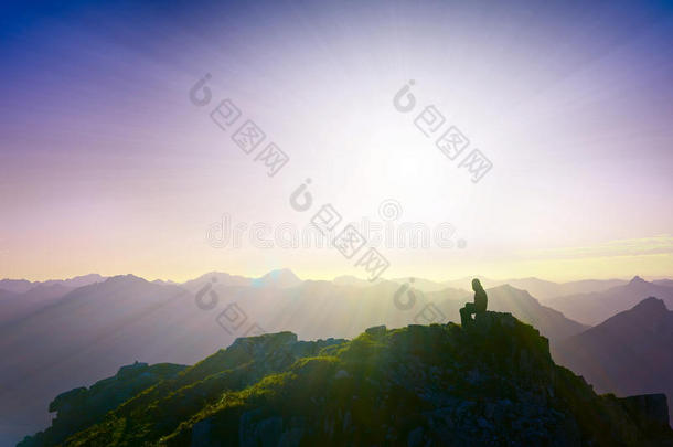 坐在山顶上的孤独伤心的女孩