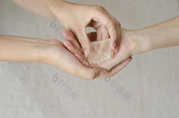 女人的手把一个石英晶体交给另一个
