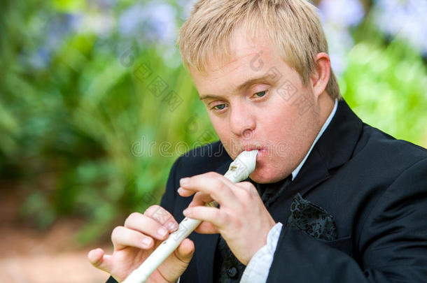 吹<strong>木笛</strong>的残疾男孩。