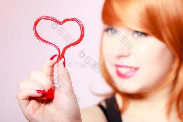 红发女抱着情人节红心的爱情。情人节。